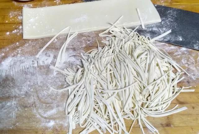 餛飩、刀削面、面條、肉夾饃、餡餅、發(fā)面油餅的和面方法及配方